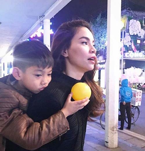 ho ngoc ha tinh cam cong con trai tren pho dong ha noi - 4