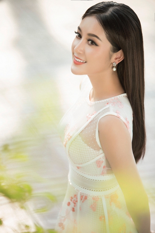 Huyền My khoe vẻ gợi cảm với mốt không nội y