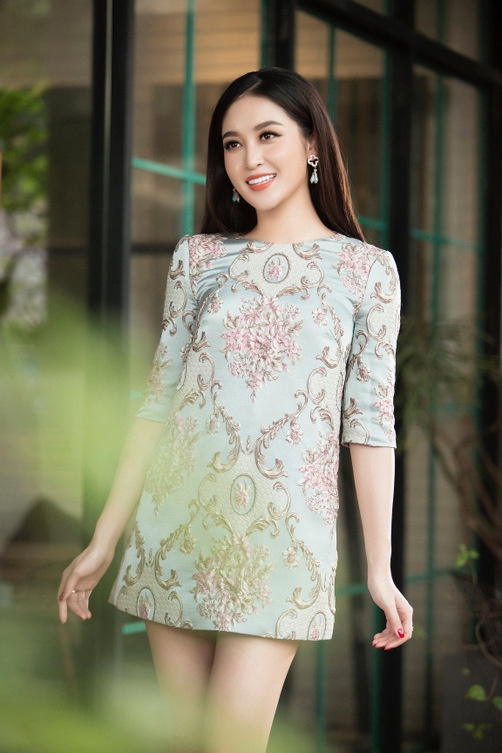 Huyền My khoe vẻ gợi cảm với mốt không nội y