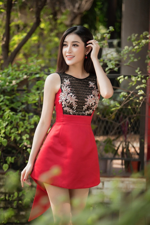 Huyền My khoe vẻ gợi cảm với mốt không nội y