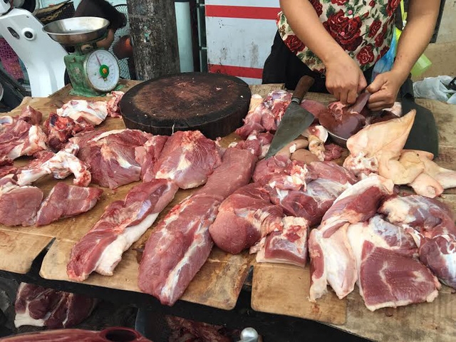  Trái ngược với giá thịt lợn tại chuồng giảm mạnh, tại chợ, giá thịt vẫn ổn định và đang có dấu hiệu tăng do sắp Tết 