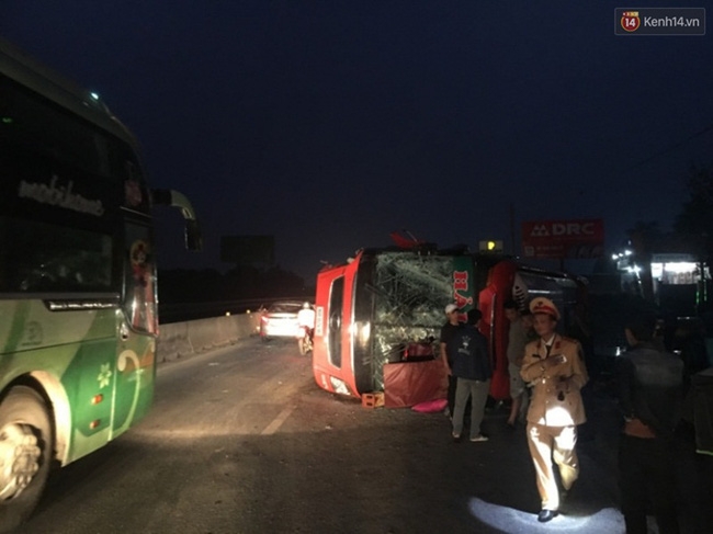 Trên đường về quê ăn Tết, xe giường nằm bị lật khiến 14 người nhập viện - Ảnh 1.