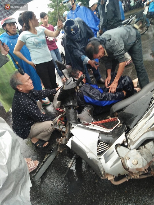 Xe máy gãy đôi sau va chạm kinh hoàng với ôtô, một người nguy kịch - Ảnh 1.
