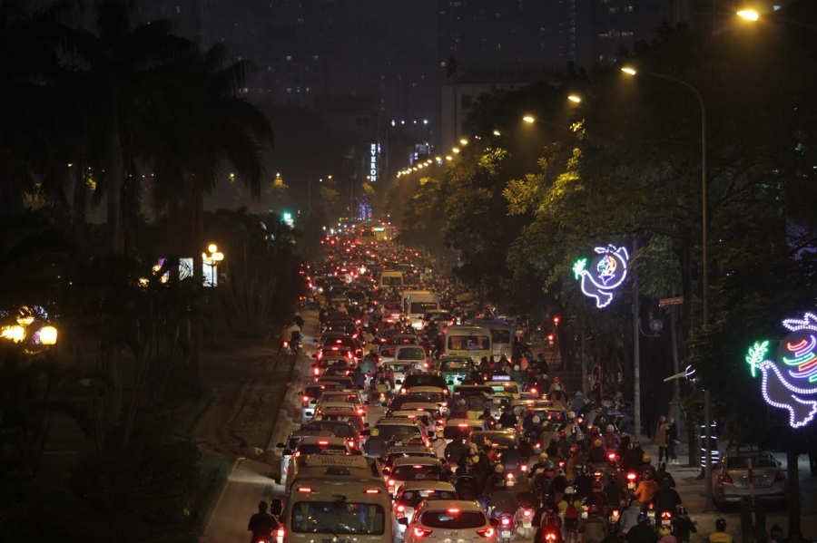 Hà Nội: Mịt mờ đường về nhà, xa quá xa vì tắc