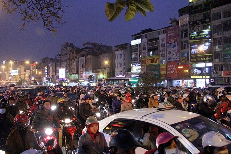 Hà Nội: Mịt mờ đường về nhà, xa quá xa vì tắc