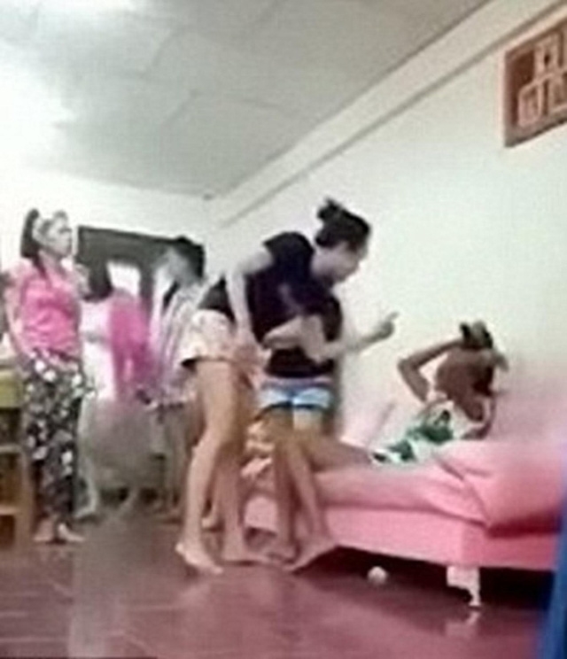 Tam giác tình yêu biến thành bạo lực sau khi người chồng thú nhận việc ngoại tình