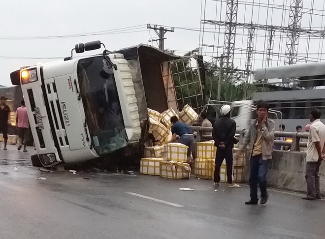 Lat xe tai, hang tram con cua bo ra duong hinh anh 1