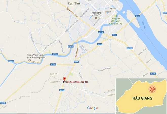 Lat xe tai, hang tram con cua bo ra duong hinh anh 3