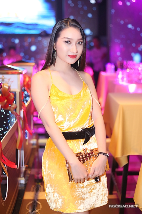 phi-thanh-van-khoe-nguc-day-ben-vo-binh-minh-10