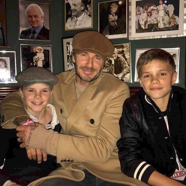Vợ đi chơi với con gái, Becks cũng đưa hai nhóc Romeo và Cruz ra ngoài.