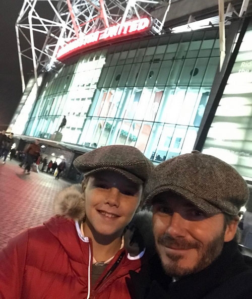 Cựu danh thủ Anh và con trai út Cruz chụp ảnh kỷ niệm bên ngoài sân Old Trafford trước trận hòa 1-1 của MU với Liverpool hôm 15/1.