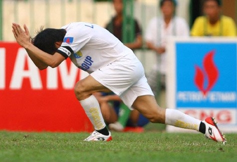 Án phạt kỷ lục V-League: Thầy lỡ miệng, trò lĩnh đủ