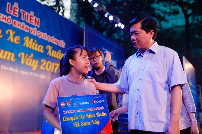 Bi thu Dinh La Thang chuc Tet, tien sinh vien ve que don Tet hinh anh 2