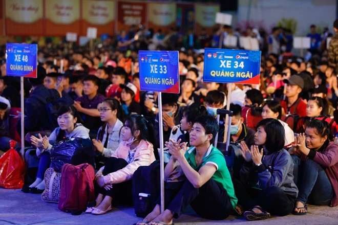 Bi thu Dinh La Thang chuc Tet, tien sinh vien ve que don Tet hinh anh 3
