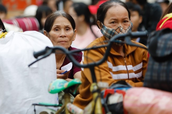 Bi thu Dinh La Thang chuc Tet, tien sinh vien ve que don Tet hinh anh 6