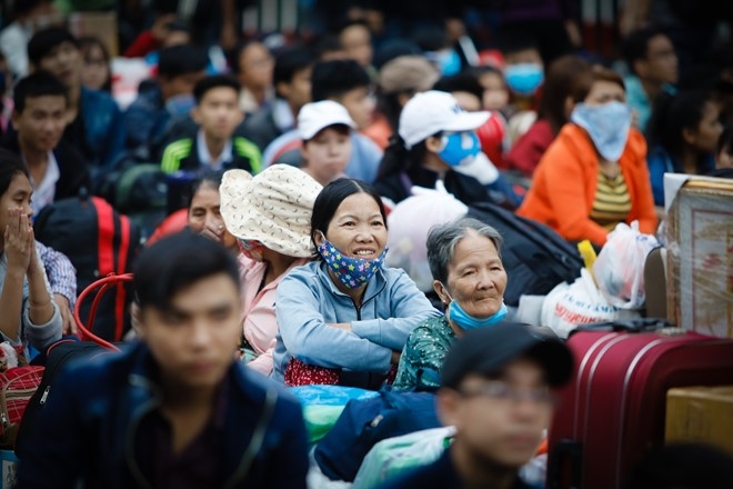Bi thu Dinh La Thang chuc Tet, tien sinh vien ve que don Tet hinh anh 7