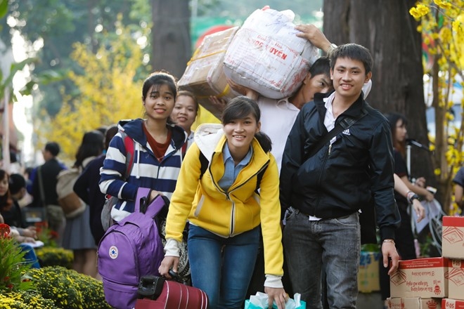 Bi thu Dinh La Thang chuc Tet, tien sinh vien ve que don Tet hinh anh 10