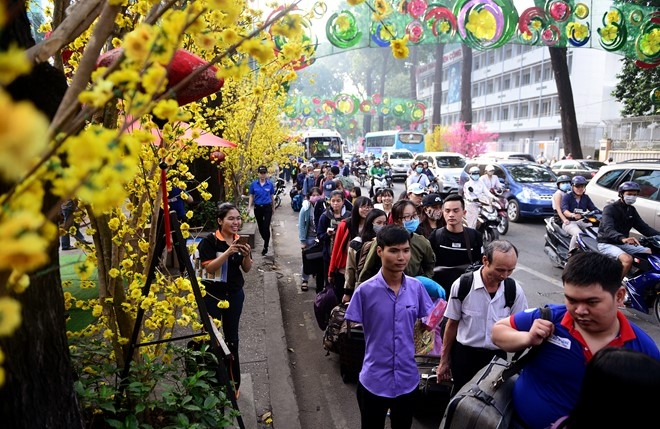 Bi thu Dinh La Thang chuc Tet, tien sinh vien ve que don Tet hinh anh 11
