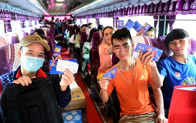 Bi thu Dinh La Thang chuc Tet, tien sinh vien ve que don Tet hinh anh 12
