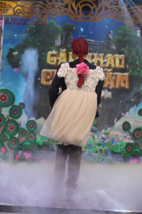 Mặc dù diện bộ vest chỉn chu