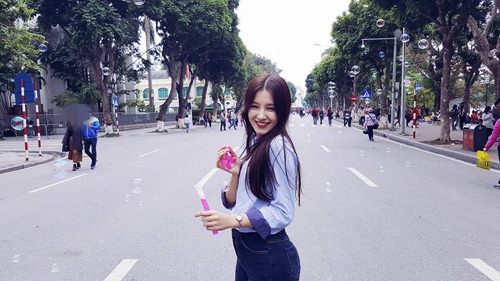 co gai 17 tuoi gay xon xao pho di bo ha noi vi qua xinh dep hinh anh 7