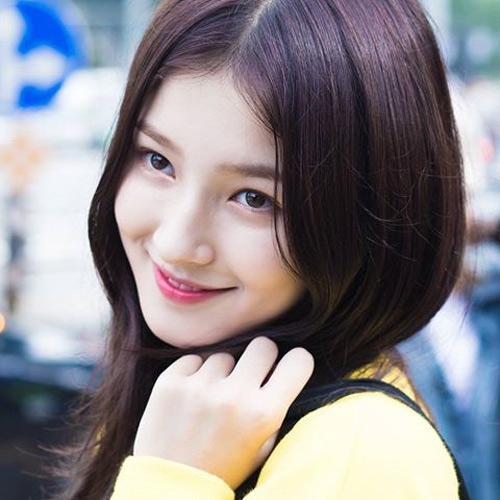 co gai 17 tuoi gay xon xao pho di bo ha noi vi qua xinh dep hinh anh 10