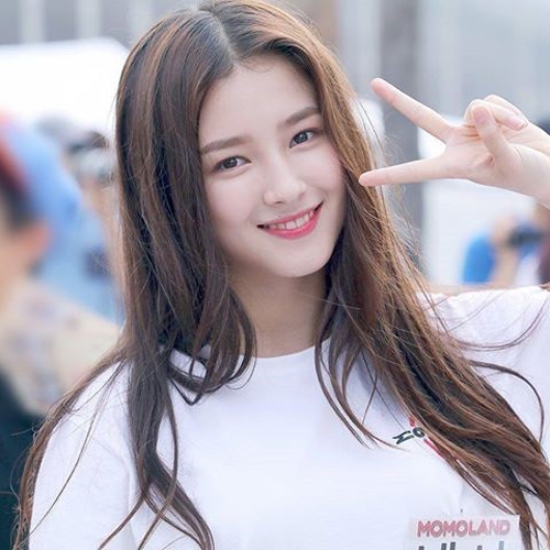co gai 17 tuoi gay xon xao pho di bo ha noi vi qua xinh dep hinh anh 15