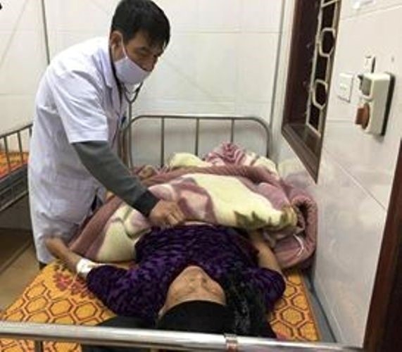 Cu ba gan 70 tuoi nhap vien vi an cu la giong sam hinh anh 1