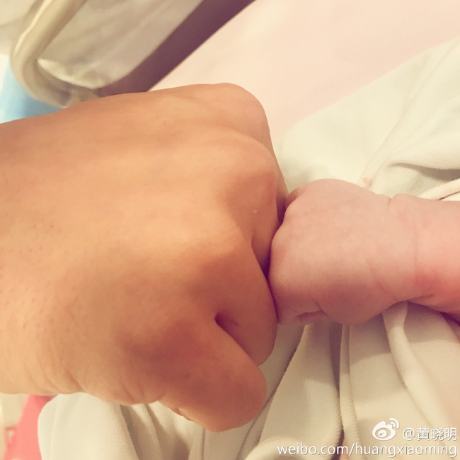 Đây là hình ảnh đầu tiên về quý tử nhà Angela Baby - Huỳnh Hiểu Minh - Ảnh 4.