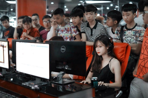 Quán game ngày Tết thường đông nghịt người chơi và đứng xếp hàng chờ máy trống.
