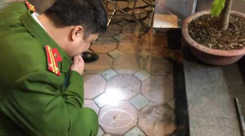 lòi kẻ nhan chúng vu no sung ban nhau truóc quán cà phe ỏ hn hinh anh 2