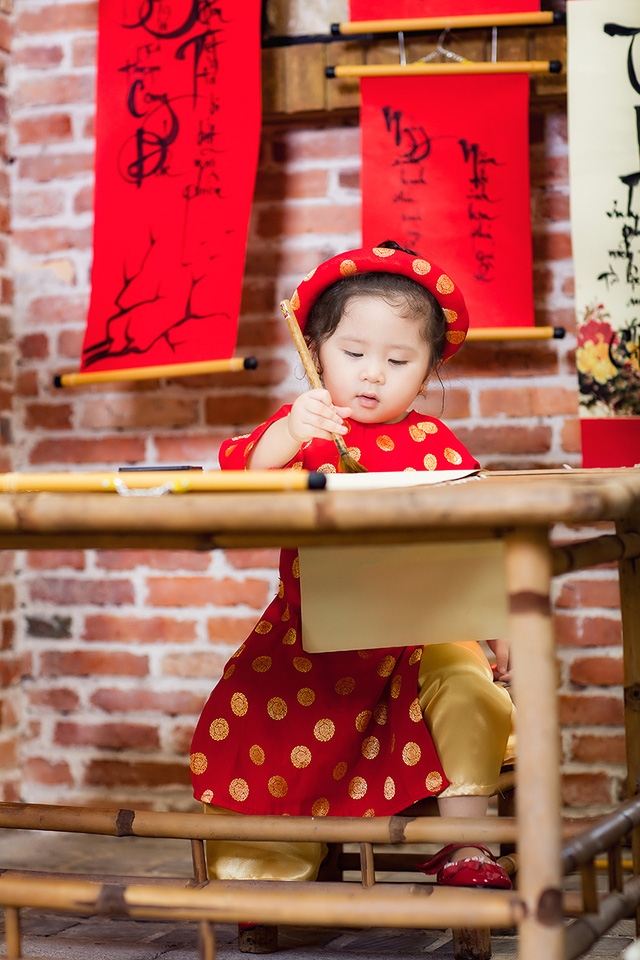 Bé Mimi học viết thư pháp.