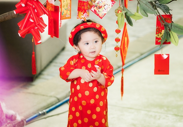 Mimi có rất nhiều áo dài. Đây là loại trang phục mà mẹ bé rất thích diện cho con gái.