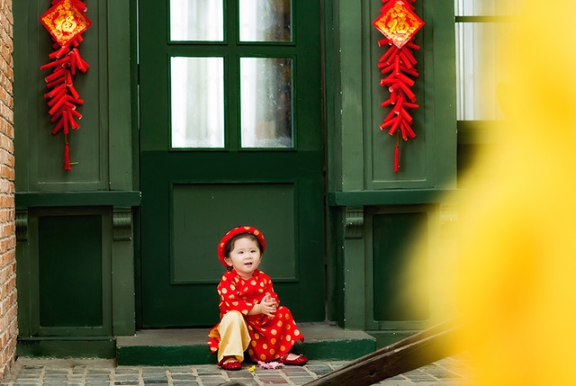 Bộ áo dài đỏ này được Mimi dành mặc cho dịp Tết.
