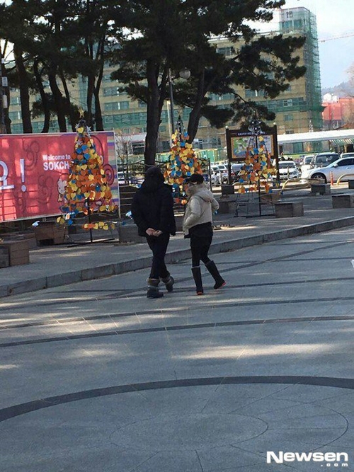 Đầu năm 2016, đôi tình nhân cùng nhau đi nghỉ tại khu biển Sokcho, Seoul.