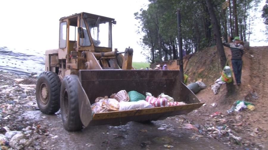 Tiêu hủy hơn 200kg thực phẩm bẩn tại nhà máy xử lý rác Thủy Phương