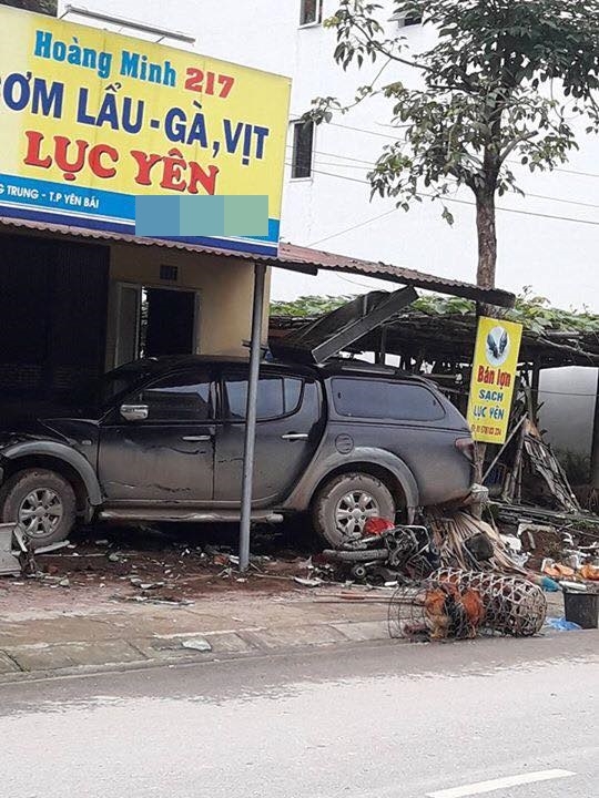 Người đàn ông say rượu chửi bới công an, tụt quần ăn vạ sau khi gây tai nạn - Ảnh 3.