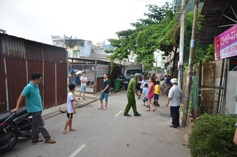 Nguoi phu nu quat 2 ten trom nga xuong duong hinh anh 1
