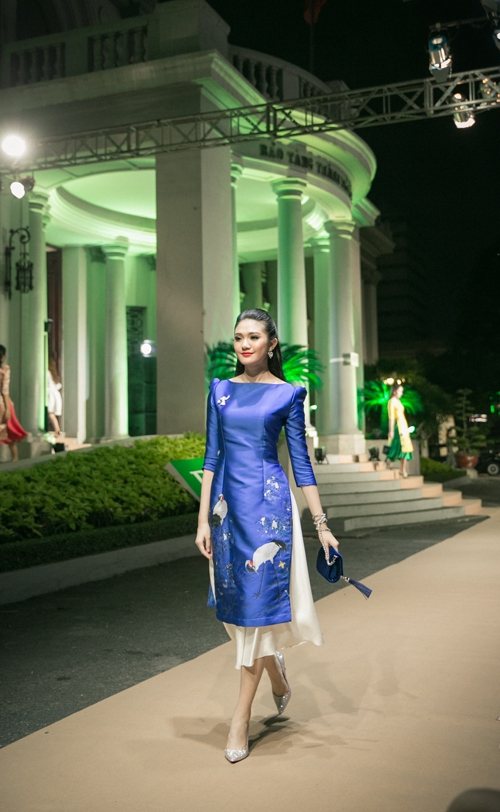 Hòa cùng không khí mùa xuân và sở thích chưng diện trang phục truyền thống trong dịp Tết cổ truyền, bộ sưu tập đã giới thiệu các mẫu áo dài cách tân.