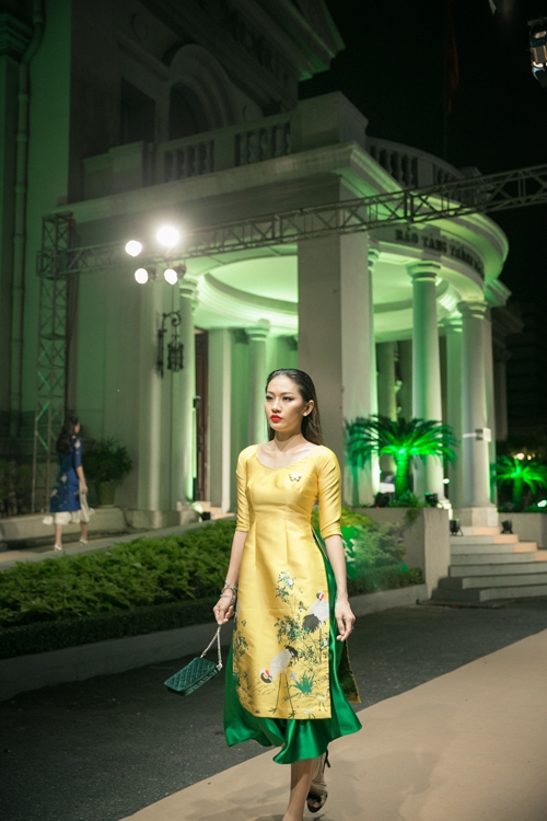 Cùng với áo dài tông màu nổi được trang trí họa tiết hoa cỏ chim muông là các kiểu túi mini, clutch cầm tay trên chất liệu vải nhung hot trend.