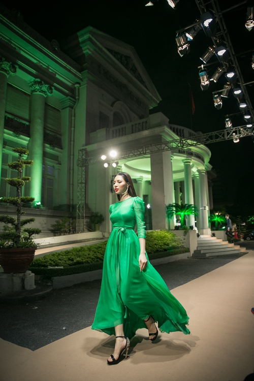 Nếu các loại vải gấm in hoa được sử dụng cho trang phục áo dài thì lụa mềm mỏng lại mang đến sức lôi cuốn cho các kiểu váy thanh lịch.