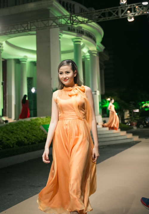 sac-mau-ruc-ro-cho-trang-phuc-xuan-he-2017-7
