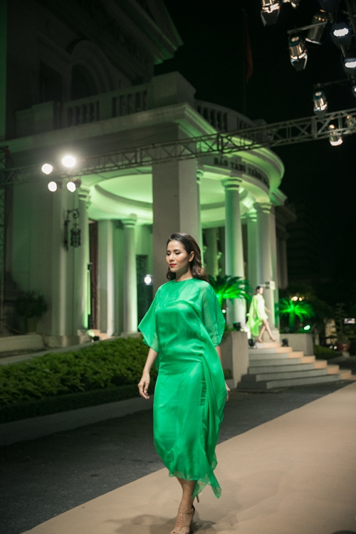 Váy lụa tông màu nóng được thể hiện trên nhiều kiểu dáng đa dạng. Các mẫu trang phục phù hợp với không khí ngày xuân rực nắng của miền đất phương Nam.
