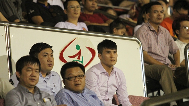 Quyền chủ tịch Lê Công Vinh tiếp tục chi thưởng rộng tay cho các cầu thủ thuộc CLB TPHCM (ảnh: Trọng Vũ)