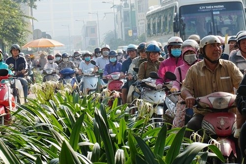 Đường nhánh vào sân bay Tân Sơn Nhất tê liệt nhiều giờ