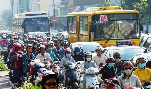 Đường nhánh vào sân bay Tân Sơn Nhất tê liệt nhiều giờ