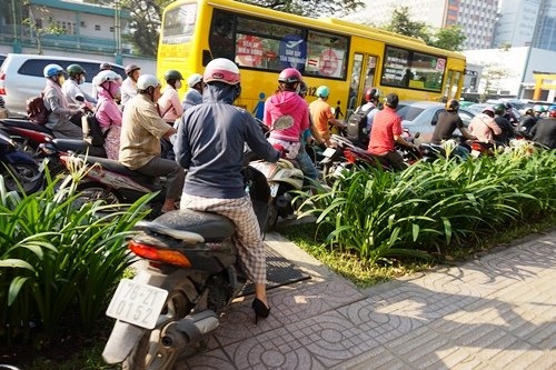 Đường nhánh vào sân bay Tân Sơn Nhất tê liệt nhiều giờ