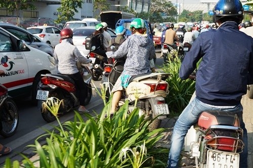Đường nhánh vào sân bay Tân Sơn Nhất tê liệt nhiều giờ