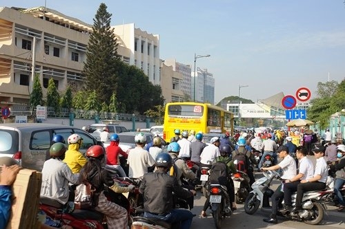 Đường nhánh vào sân bay Tân Sơn Nhất tê liệt nhiều giờ