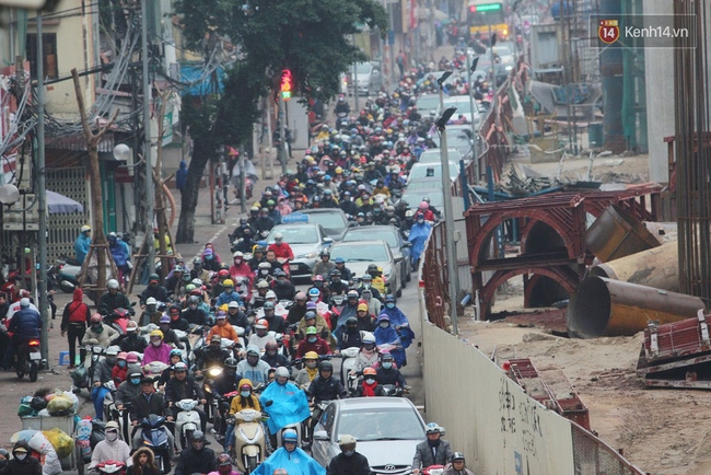 Hà Nội những ngày cận Tết - khốn khổ vì giờ nào cũng gặp cảnh tắc đường - Ảnh 1. Hà Nội những ngày cận Tết - khốn khổ vì giờ nào cũng gặp cảnh tắc đường - Ảnh 1.